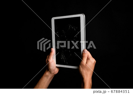画面にヒビの入ったタブレット 画面にヒビの入ったタブレット 67884351
