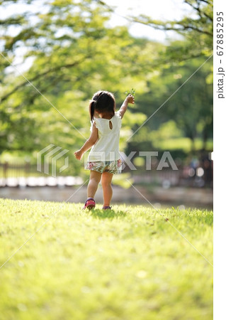 夏 子供 公園 67885295