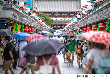 日本の東京都市景観　雨が降ったり晴れたりの東京・浅草寺（4連休最終日）=7月26日 67885423