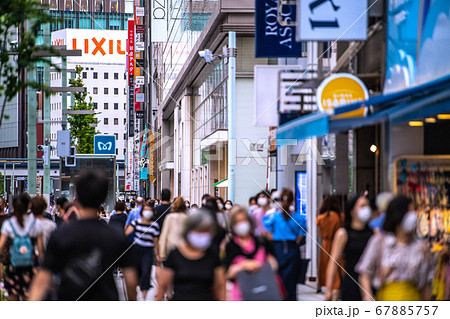 日本の東京都市景観 東京・銀座、マスク姿が目立つ（4連休最終日・左側の中央通りはホコ天）＝7月26日 67885757