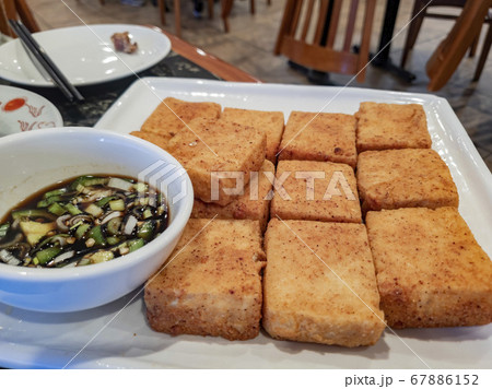 Close up shot of a plate of deep fried tofu 67886152