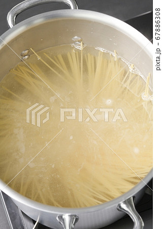 パスタの茹で方 67886308