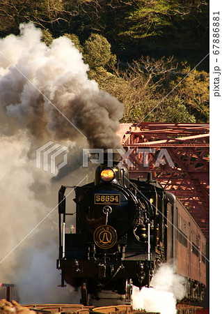 球磨川第1橋りょうを渡る蒸気機関車 67886881