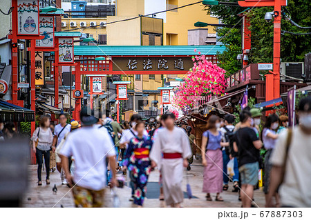 日本の東京都市景観　東京・浅草寺・伝法院通り（伝法院通）・マスク姿が目立つ＝7月26日・4連休最終日 67887303