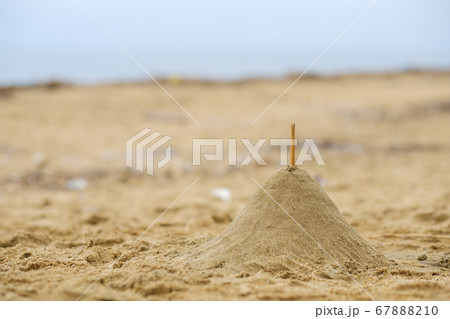 ビーチの砂山 砂遊び 子供 ビーチの砂山 砂遊び 子供 67888210