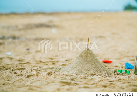 ビーチの砂山　砂遊び　子供 67888211