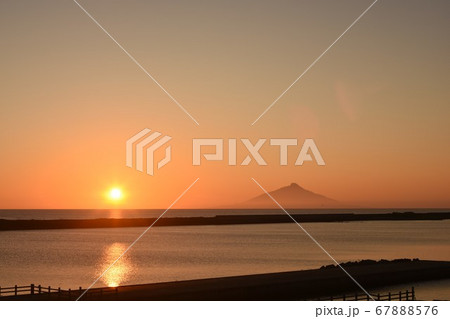 北海道 山 川 夕日 素材 天塩川と利尻島の夕焼け【北海道天塩町】 北海道 山 川 夕日 素材 天塩川と利尻島の夕焼け【北海道天塩町】 67888576