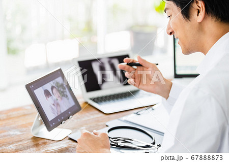 オンライン診療中の医師 67888873