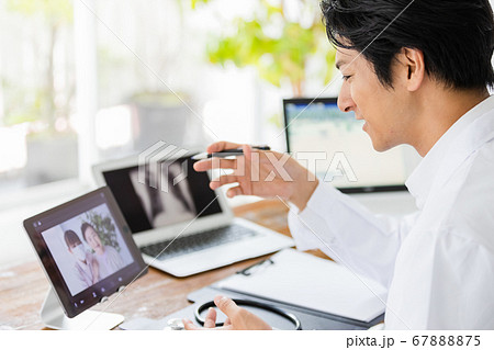 オンライン診療中の医師 67888875