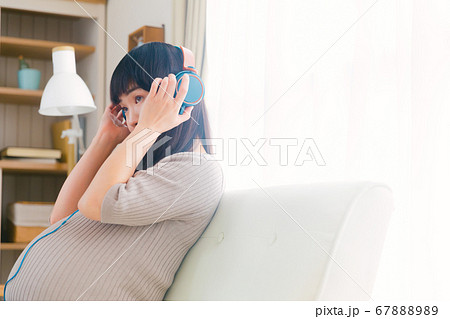 ヘッドフォンをつける妊婦　コピースペース　 67888989