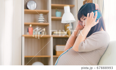 ヘッドフォンをつける妊婦　コピースペース　16:9 67888993