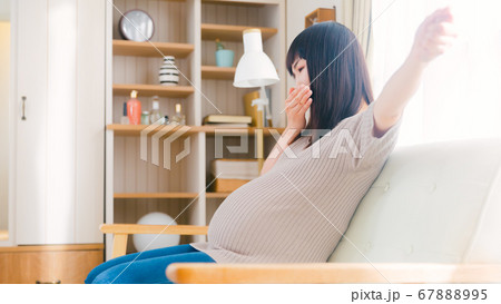 あくびする妊婦 伸び 眠気 暇 眠りつわり 16 9の写真素材 6795