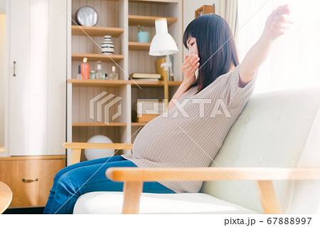 あくびする妊婦 伸び 眠気 暇 眠りつわり の写真素材 6797