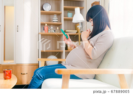 蚊取線香　妊婦　疑問　考える　コピースペース 67889005