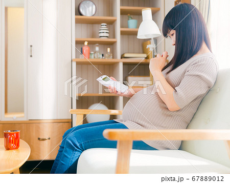電卓で計算する妊婦　考える　体重管理　費用計算　4:3 67889012