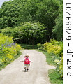 自然をかける子供 67889201