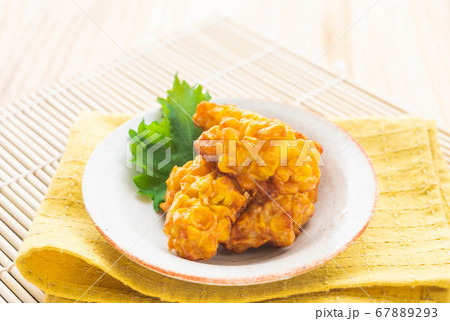 皿に盛ったトウモロコシのさつま揚げ 67889293