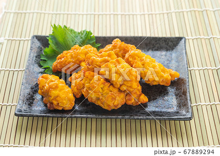 皿に盛ったトウモロコシのさつま揚げ 67889294