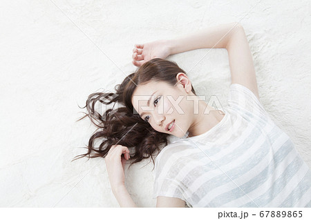 寝そべる女性 寝そべる女性 67889865