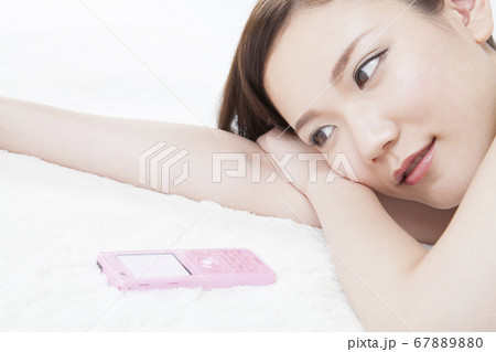携帯電話と女性 67889880