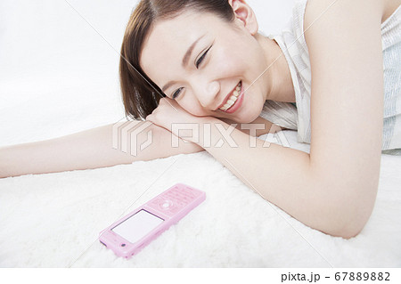 携帯電話と女性 携帯電話と女性 67889882