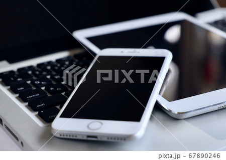タブレットとパソコン 67890246