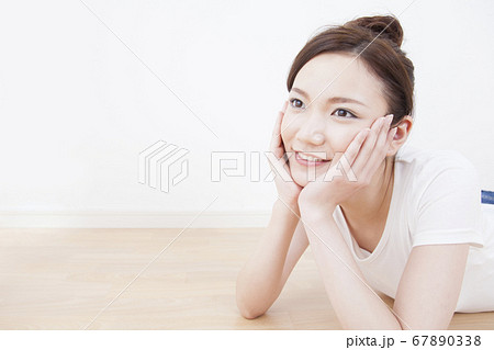 頬杖をついて寝転ぶ女性 頬杖をついて寝転ぶ女性 67890338