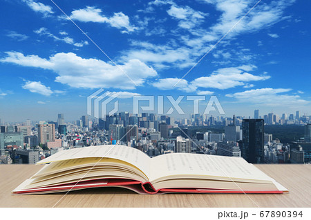 読書と街並みと青空背景イメージ 読書と街並みと青空背景イメージ 67890394