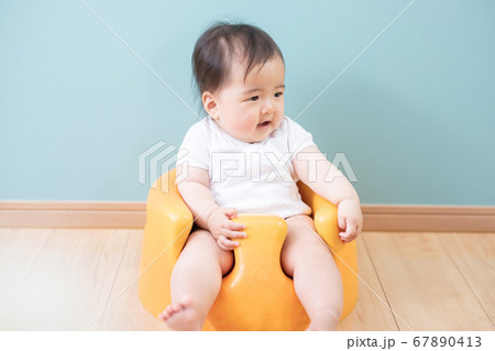 水色の壁にいる赤ちゃん 水色の壁にいる赤ちゃん 67890413