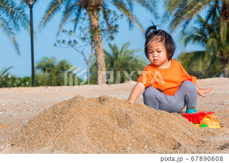 cheerful daughter girl funny digging playing toy 67890608