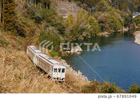 川沿いを走る　日南リゾート特急「海幸山幸」 67891049