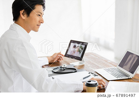 オンライン診療中の医師 67891497