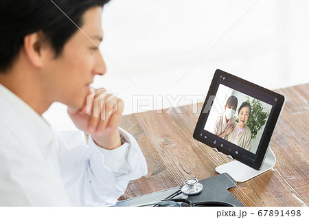 オンライン診療中の医師 オンライン診療中の医師 67891498