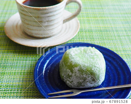 和皿の上の大福餅とホットコーヒー 和皿の上の大福餅とホットコーヒー 67891528
