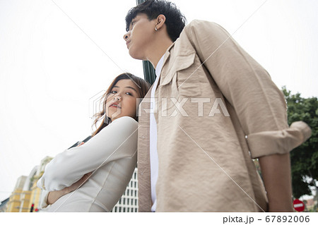 カップル 街歩き カップル 街歩き 67892006