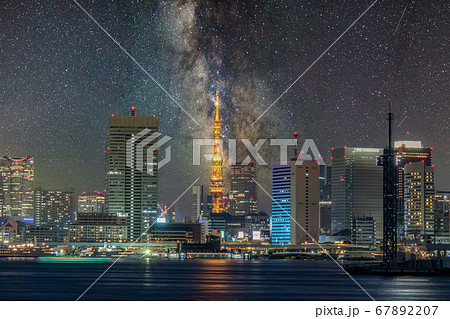 都市夜景 東京タワーと天の川 合成の写真素材 6727