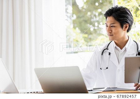 オンライン診療中の医師 67892457