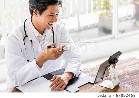 オンライン診療中の医師 オンライン診療中の医師 67892468