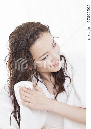 髪の毛を拭く女性 67892509