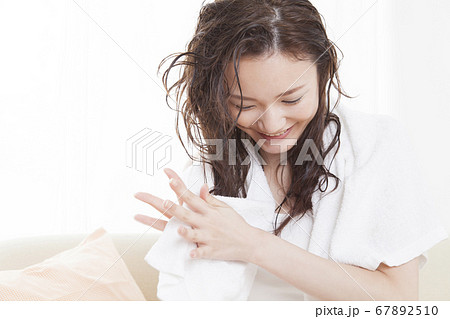 髪の毛を拭く女性 髪の毛を拭く女性 67892510