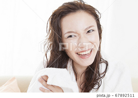 髪の毛を拭く女性 髪の毛を拭く女性 67892511