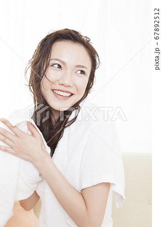髪の毛を拭く女性 髪の毛を拭く女性 67892512