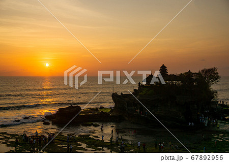 夕暮れのタナロット寺院 67892956