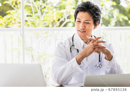 オンライン診療中の医師 67893136
