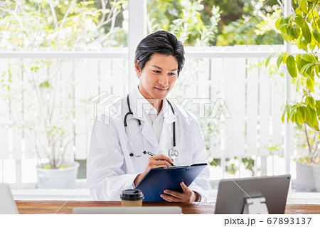 オンライン診療中の医師 オンライン診療中の医師 67893137