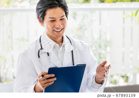 オンライン診療中の医師 67893139