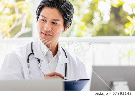 オンライン診療中の医師 67893142