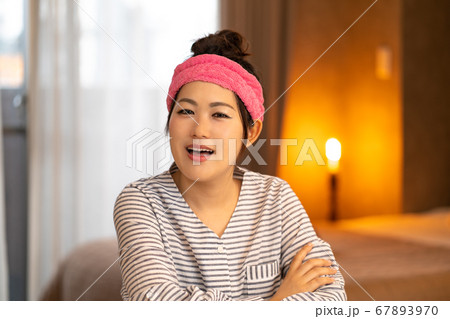 ヘアターバンをした若い主婦 67893970