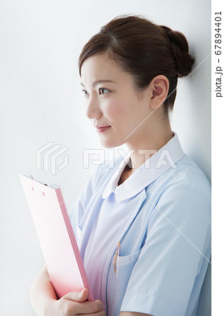 看護師の横顔 67894401