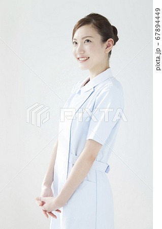 笑顔の看護師 67894449